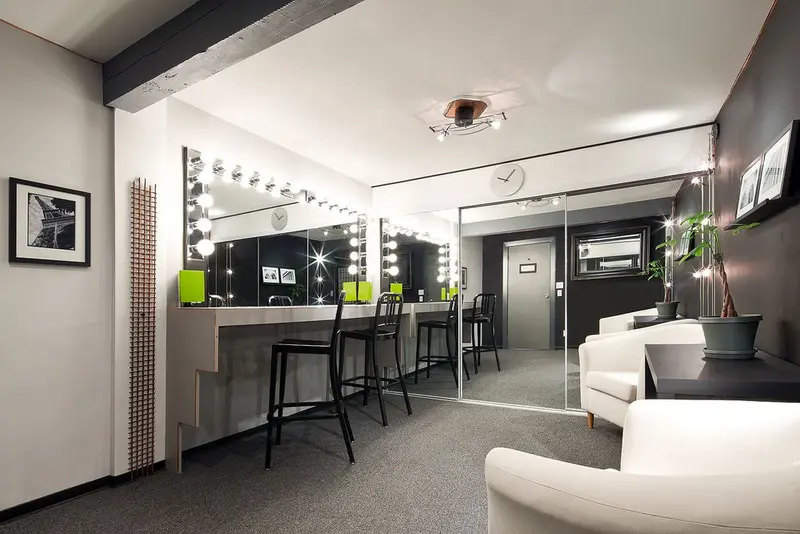 Espacio de hospitality equipado con barra, espejos y zona de descanso