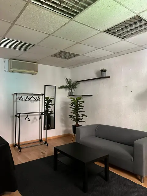 Camerino con sofá, perchero y zona de apoyo
